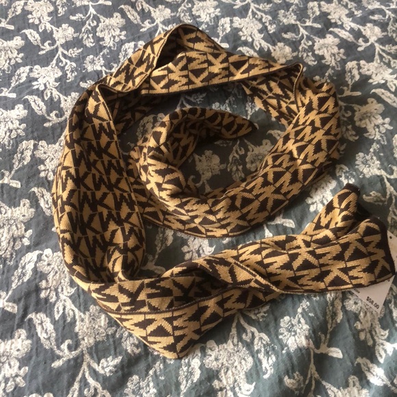 Michael Kors MK Logo Scarf - Picture 6 of 6